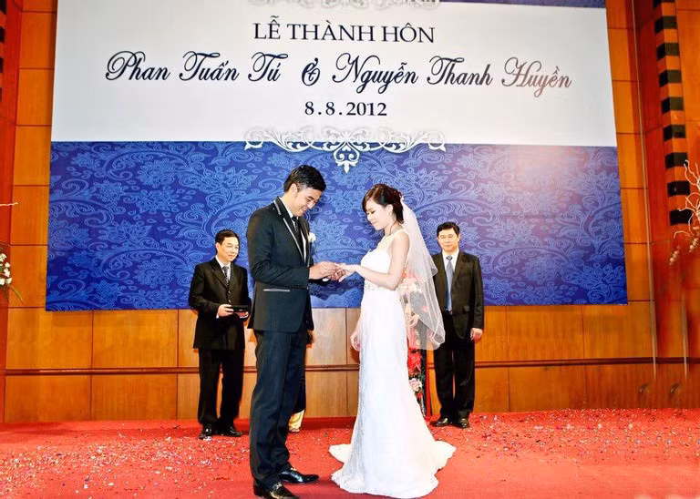Năm 2012, nam diễn viên kết hôn với bà xã. Sau 12 năm về chung nhà, cặp đôi có 2 con trai, bé Pizza sinh năm 2015 và bé Rio sinh năm 2022.