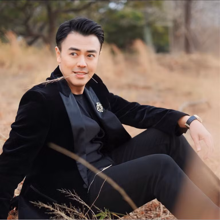  MC Tuấn Tú sinh năm 1984 tại Hà Nội, được biết đến và yêu mến với vai trò MC, người mẫu thời trang và diễn viên. Anh tham gia nhiều phim truyền hình như: 'Blog nàng dâu', 'Mặt nạ da người', 'Tóc rối', 'Về nhà đi con', '11 tháng 5 ngày', 'Anh có phải đàn ông không?', 'Nhà mình lạ lắm'...