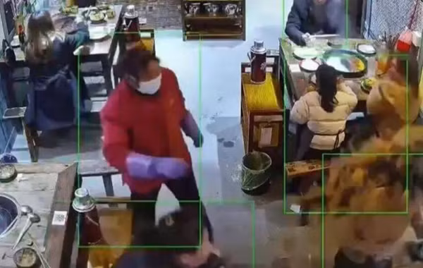 Dang an, co gai bi nguoi la hat thang noi lau nong vao mat