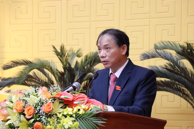 Ông Bùi Văn Khánh, Phó Bí thư Tỉnh ủy, Chủ tịch UBND tỉnh Hòa Bình nhiệm kỳ 2021-2026. Ông Khánh sinh năm 1964, quê ở Hòa Bình. Trình độ lý luận chính trị: Cao cấp. Trình độ chuyên môn: Tiến sĩ Kinh tế.