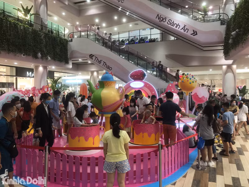 Khu vui chơi của trẻ em tại tầng 1 thuộc Trung tâm thương mại Aeon Mall Hà Đông cũng đông như trẩy hội. 