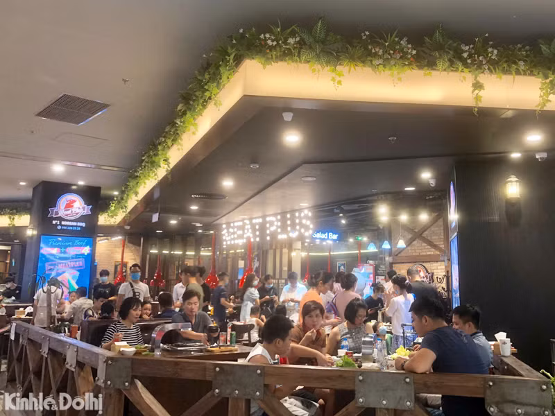 Đây là một trong số nhiều nhà hàng vi phạm qui định giãn cách. 