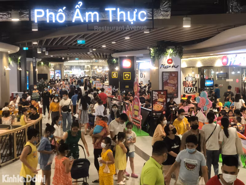 “Bien nguoi” an, uong nhon nhip nhu chua he co dich tai Aeon Mall Ha Dong