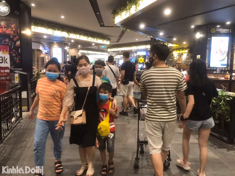 "Hôm nay là cuối tuần nên gia đình tôi tranh thủ đưa các con đi chơi, ăn uống sau những ngày nhà hàng đóng cửa. Nhưng không nghĩ là lại đông đúc như vậy, bản thân tôi cũng rất sợ dịch Covid-19 và quyết định ăn uống xong sẽ về ngay" - một người dân đưa 5 thành viên trong gia đình đến đây chia sẻ.
