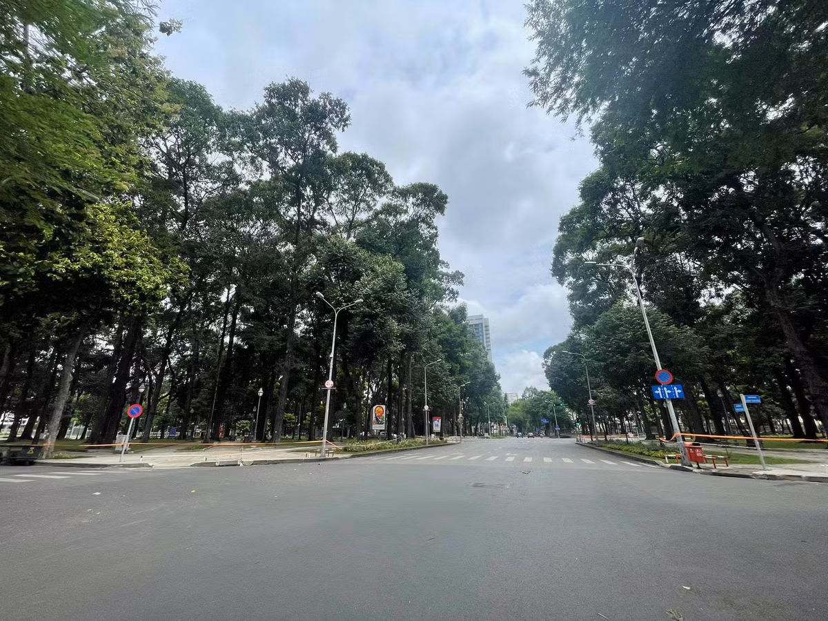 Từ ngày 9/7, Công an TP HCM cũng tổ chức lại hoạt động của 12 chốt, trạm kiểm soát phòng, chống dịch COVID-19 tại các cửa ngõ ra vào thành phố.