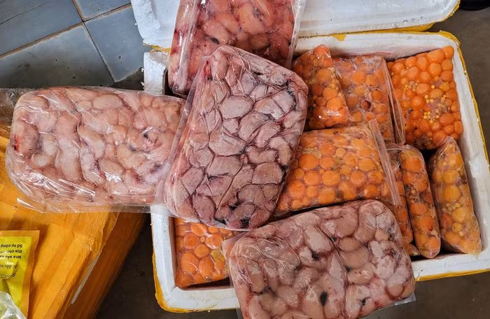  Phát hiện 10 tấn nội tạng bốc mùi hôi thối đang chở vào Nam tiêu thụ: Ngày 4/7, đội Quản lý thị trường (QLTT) số 5, Cục QLTT TP Hà Nội đã khám xe vận tải mang biển số 51D-493.62 do ông Nguyễn Viết Dũng điều khiển tại quận Hai Bà Trưng, Hà Nội. Kết quả, lực lượng chức năng phát hiện khoảng 10 tấn nội tạng động vật bao gồm tràng trứng, nầm lợn, kê gà, cánh gà, lườn ngỗng hun khói, râu bạch tuộc... đựng trong các thùng xốp và bao tải màu xanh. 