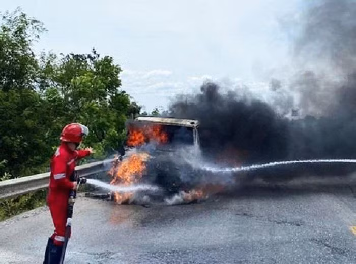  Đang lưu thông trên đường, xe tải bất ngờ bốc cháy: Trưa 1/7, chiếc xe tải đang lưu thông trên địa bàn xã Hưng Tây, huyện Hưng Nguyên (Nghệ An) thì bất ngờ bốc cháy giữ dội. Tuy tài xế đã kịp thời phát hiện, cố gắng chữa cháy nhưng ngọn lửa càng bùng phát mạnh hơn. Nhận được tin báo, Đội PCCC của Khu công nghiệp VSIP đã tới hiện trường hỗ trợ dập lửa. Vụ cháy đã khiến chiếc xe đã bị thiêu rụi hoàn toàn. 