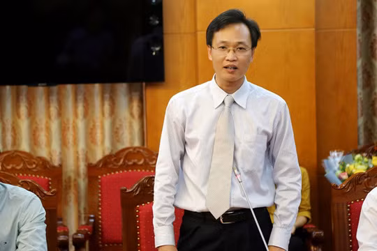 Ông Nguyễn Hữu Nghĩa sinh ngày 13/3/1972, quê quán xã Vân Hà, huyện Đông Anh, Hà Nội. Ông Nghĩa là Thạc sĩ Kinh tế, có nhiều năm công tác tại Ngân hàng Nhà nước. 
