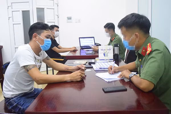  Đường dây cá độ bóng đá gần 100 tỷ đồng ở TP Huế: Ngày 7/7, Công an tỉnh Thừa Thiên – Huế cho biết đã triệt phá thành công đường dây cá độ bóng đá do 4 đối tượng gồm: Châu Văn Bin (SN 1984), Nguyễn Thị Mỹ Lệ (SN 1983), Trần Quang Tùng (SN 1984) và Nguyễn Văn Tú (SN 1989, cùng trú tại TP Huế) cầm đầu. Từ tháng 4 đến nay, các đối tượng đã tổ chức cho con bạc đánh bạc với tổng số tiền gần 100 tỷ đồng. 