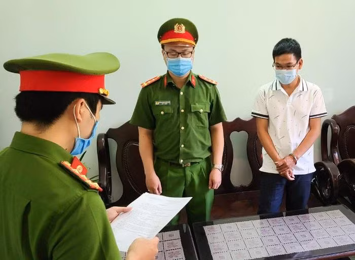  Nhân viên tham ô hơn 100 triệu của công ty: Ngày 2/7, Công an quận Sơn Trà, TP Đà Nẵng, khởi tố bị can, bắt tạm giam 4 tháng Phan Thanh Toàn (27 tuổi, ở quận Thanh Khê, TP Đà Nẵng) về tội Tham ô tài sản. Toàn thừa nhận đã lợi dụng nhiệm vụ được giao để chiếm đoạt hơn 100 triệu đồng của Công ty TNHH MTV thực phẩm 5T Markets.