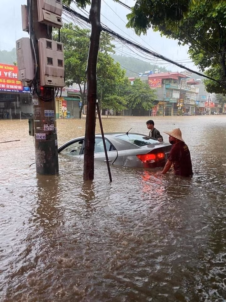 Theo thống kê sơ bộ, do mưa quá to trong thời gian ngắn, nước mưa tiêu thoát không kịp, dâng cao và tràn vào nhiều hộ gia đình trong khu vực gây ngập từ 15-35cm.