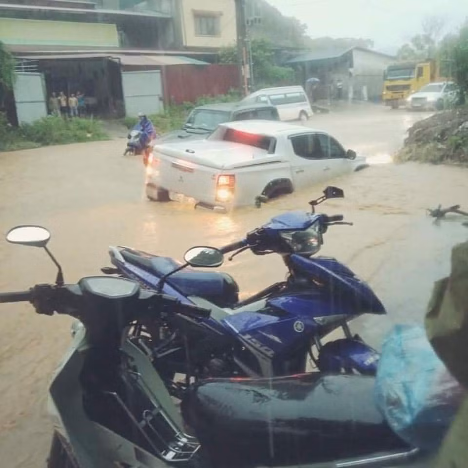 Mưa lớn, nước dâng nhanh khiến nhiều gia đình không kịp đối phó đã bị thiệt hại về tài sản, hư hỏng nhà cửa, phương tiện… 