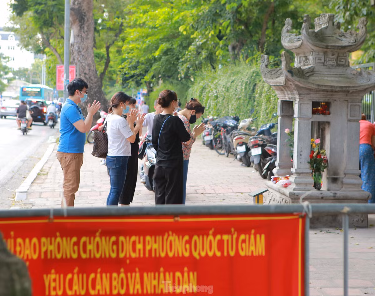 Nhiều gia đình đã tháp tùng con em mình đến đây để cầu may mắn. 