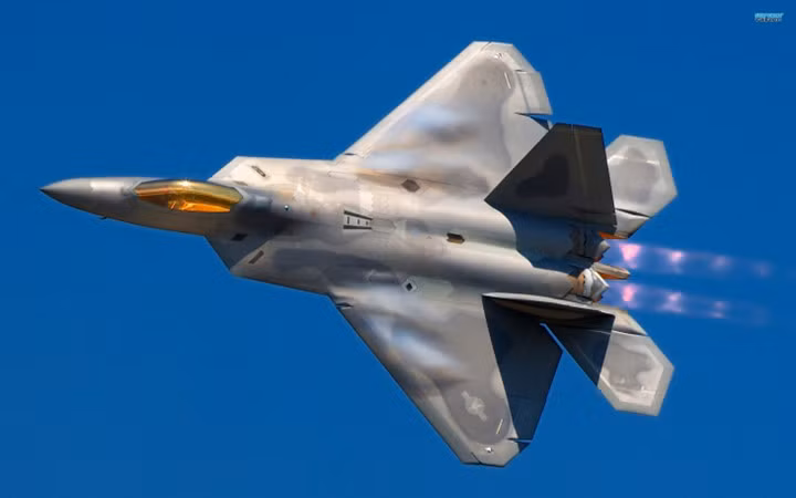 Động cơ đôi cực mạnh này giúp F-22 Raptor đạt tốc độ tối đa Mach 2,25 (tương đương 2.410km/h)- nhanh hơn đáng kể so với hầu hết các chiến đấu cơ khác- cùng tầm hoạt động rất rộng (khoảng 852km). Ảnh: Không quân Mỹ