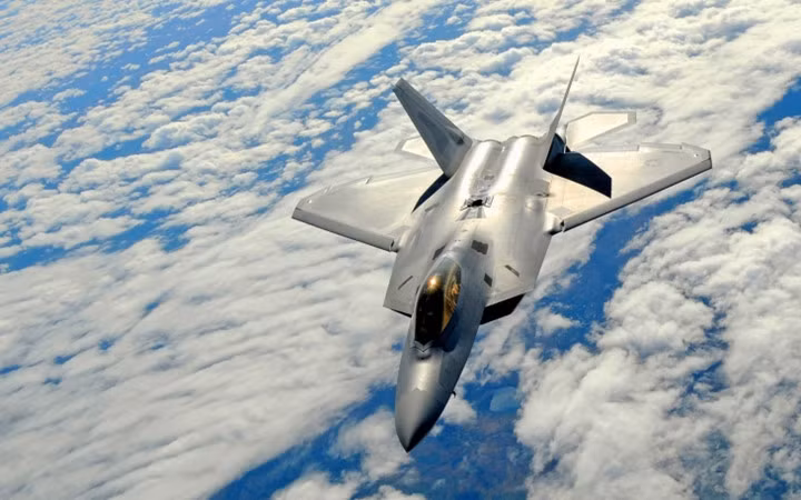 F-22 Raptor được trang bị 1 khẩu súng máy 20mm M61A2 Vulcan 6 nòng cùng các tên lửa không đối không tầm trung AIM-120 và tên lửa không đối không tầm ngắn AIM-9 Sidewinder. Đây là những vũ khí cực mạnh giúp F-22 Raptor "thỏa sức vẫy vùng" trong các cuộc cận chiến với máy bay địch. Ảnh: Không quân Mỹ