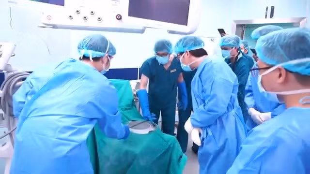 Vinmec ap dung thanh cong ky thuat ghep xuong tu than cho benh nhan ung thu xuong-Hinh-4