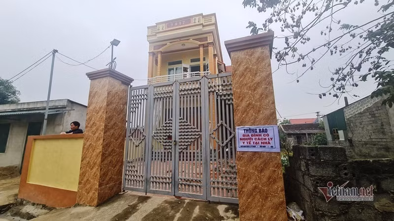 Vị chủ tịch xã cho rằng đây là việc làm linh động bởi toàn xã có 8.400 nhân khẩu, hơn 2.000 người đi làm ăn xa. Những ngày gần đây, mỗi ngày có hơn 30 người về quê ăn Tết sớm, hiện xã có 17 trường hợp F0. (Ảnh Vietnamnet)