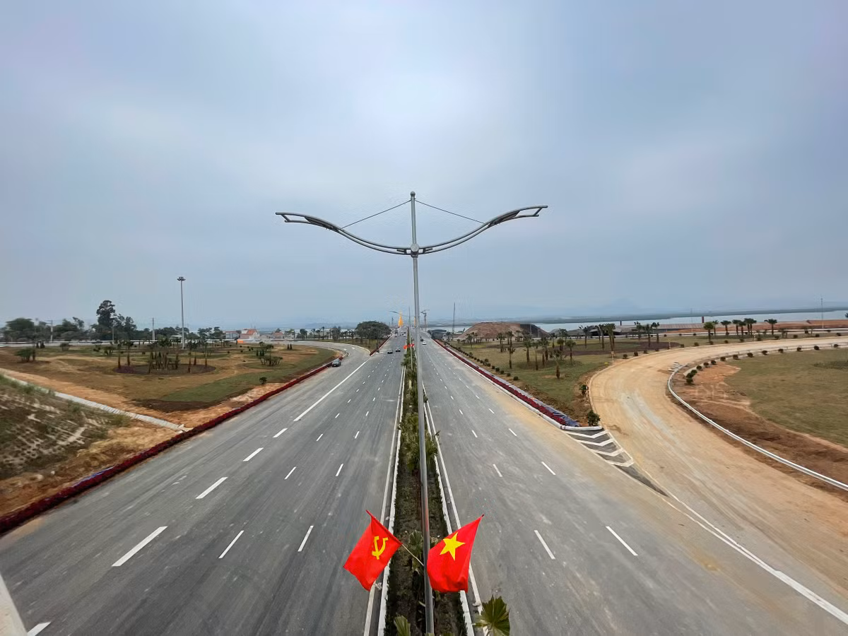 Tuyến đường nối giữa cầu Tình Yêu và khu dân cư phường Giếng Đáy rộng thênh thang.