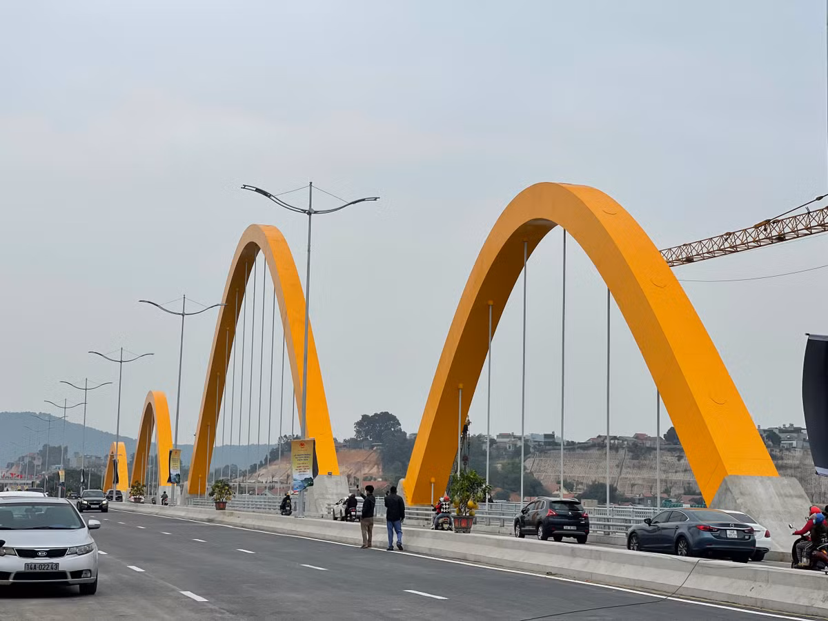 Cầu Tình Yêu là một trong những công trình quan trọng, khẳng định quyết tâm xây dựng TP. Hạ Long là đô thị loại I thuộc tỉnh lớn nhất cả nước về diện tích tự nhiên, đơn vị hành chính trực thuộc và sự đa dạng độc đáo “có một không hai” về cảnh quan, địa hình, tài nguyên du lịch.