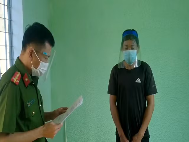 Bắt đối tượng nhiễm HIV dụ dỗ quan hệ tình dục đồng tính với trẻ em: Huỳnh Đắc Cường (42 tuổi) sử dụng ứng dụng BLUED (mạng xã hội dành cho người đồng tính nam) để kết bạn làm quen với N.V.A (15 tuổi) và nhiều người đồng giới khác rồi dụ dỗ quan hệ tình dục đồng giới, trong đó có 2 trường hợp nhiễm HIV. Mới đây công an Quảng Nam đã khởi tố và bắt tạm giam Cường để điều tra về hành vi “giao cấu với người khác đủ từ 13 đến 16 tuổi”. 