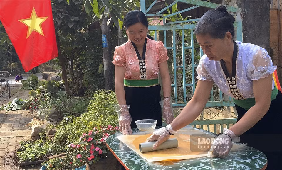 Bánh Khẩu Xén thường được người Thái làm vào dịp lễ, Tết để cúng tổ tiên. Tuy nhiên, hiện nay người dân đã sản xuất quanh năm để bán ra thị trường và trở thành đặc sản.