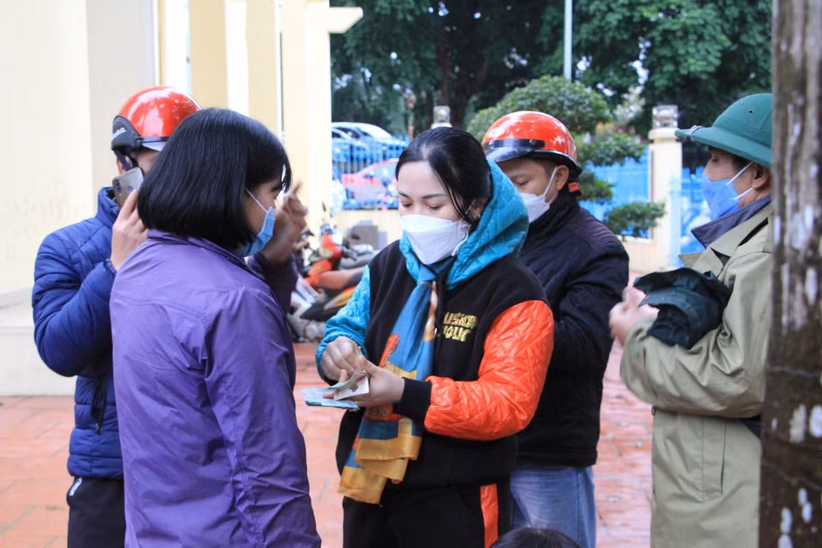 Do đó, nhiều người "mua đi bán lại" pháo ngay trong khu vực bán pháo của nhà máy Z121.