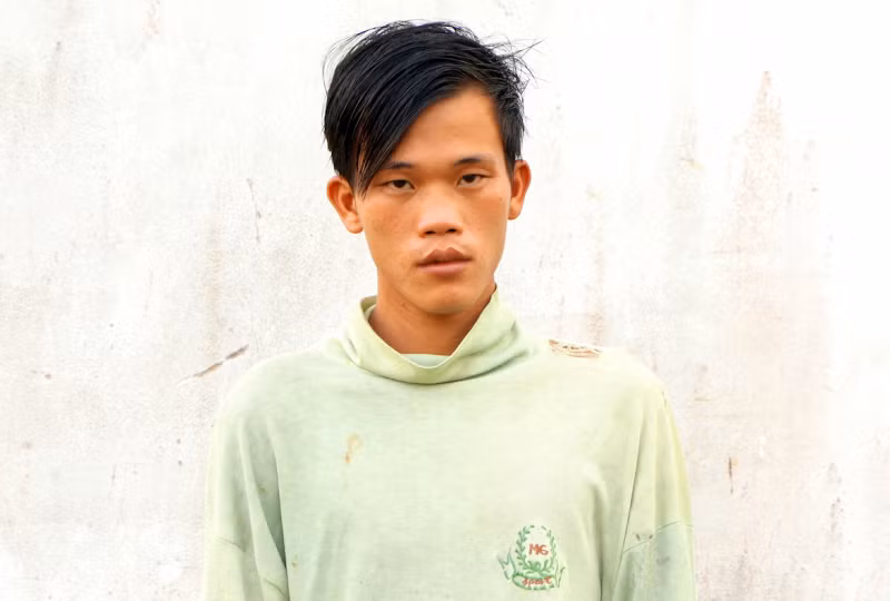 Khởi cùng vợ “hờ” là Nguyễn Thị H (23 tuổi, mẹ cháu V) đã mang thi thể cháu chôn tại ấp Ngã Bát (xã Đông Hưng B, huyện An Minh). Sau đó, hắn ta bỏ trốn khỏi địa phương .Tuy nhiên, trong quá trình thăm khám cho cháu V, các bác sĩ phát hiện trên người cháu bé có nhiều thương tích nên đã trình báo Công an. Ngay sau đó, Khởi bị bắt giữ khi đang lẩn trốn trên địa bàn TP. Rạch Giá, tỉnh Kiên Giang. Cơ quan chức năng cũng đã khởi tố cả người mẹ vô cảm. 