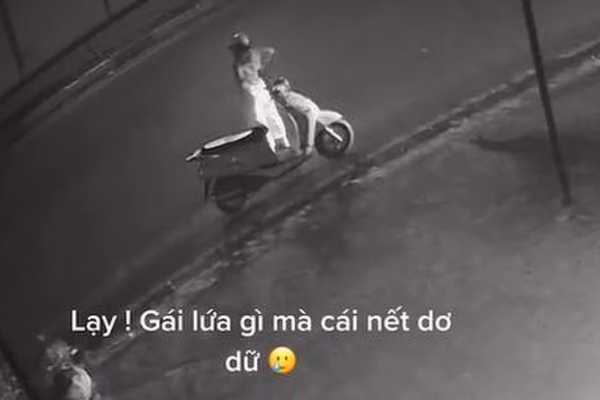 Clip: Co gai dung xe ben le duong tap the duc, hanh dong kem duyen