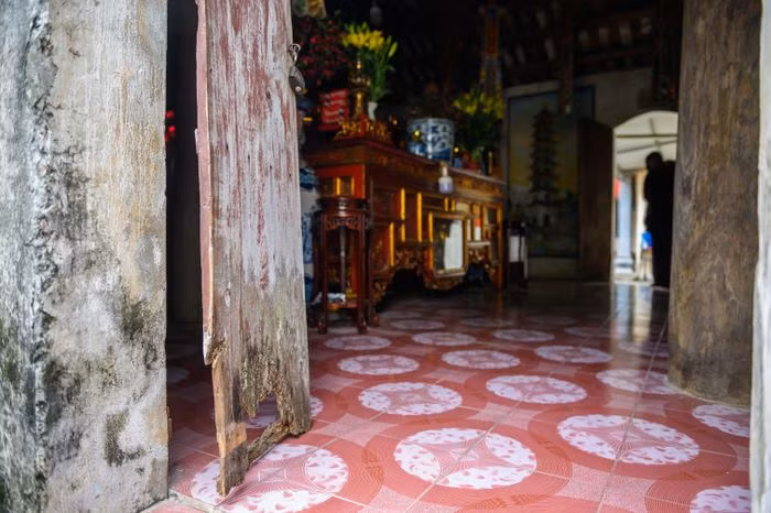 Khác với vẻ ngoài xuống cấp bên ngoài, phía trong chùa vẫn giữ được vẻ tôn nghiêm, sạch đẹp.