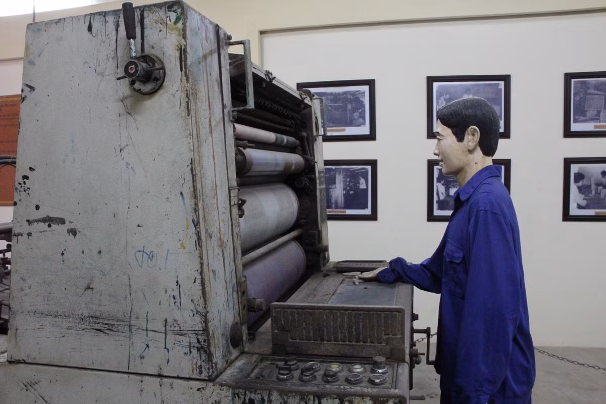 Ngày 31/11/1946, Quốc hội nước Việt Nam Dân Chủ cộng hoà họp kỳ thứ hai, quyết định phát hành đồng tiền Việt Nam và tổ chức thu hồi, đổi tiền Đông Dương trên toàn quốc với mệnh giá 1 đồng, 5 đồng, 10 đồng, 20 đồng, 50 đồng, 100 đồng và tiếp đó là loại 200 đồng, 500 đồng.