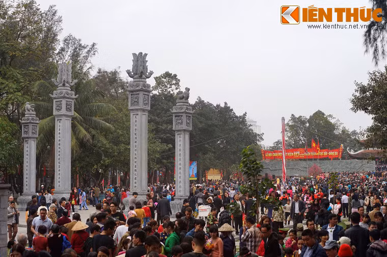 Sáng 20/2/2018 (mùng 5 Tết Mậu Tuất), hàng vạn người đổ về khu di tích gò Đống Đa (phường Quang Trung, quận Đống Đa, Thành phố Hà Nội) để tham dự hội Gò Đống Đa kỷ niệm 229 năm chiến thắng Ngọc Hồi - Đống Đa.
