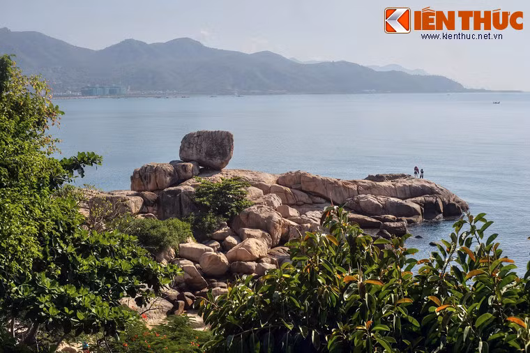 Toàn cảnh Hòn Chồng nhìn từ trên đồi La San.
