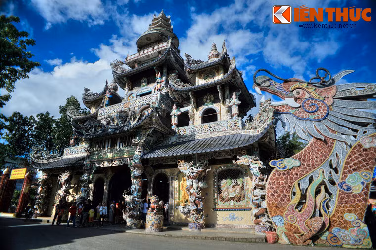 Công trình trung tâm của chùa Linh Phước là tòa chánh điện dài 33 m, rộng 12 m, kiến trúc khá cầu kỳ.
