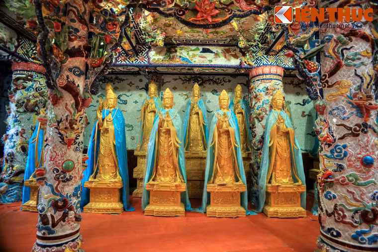 Bên phải Linh Tháp là điện thờ 324 tượng Quan Âm.