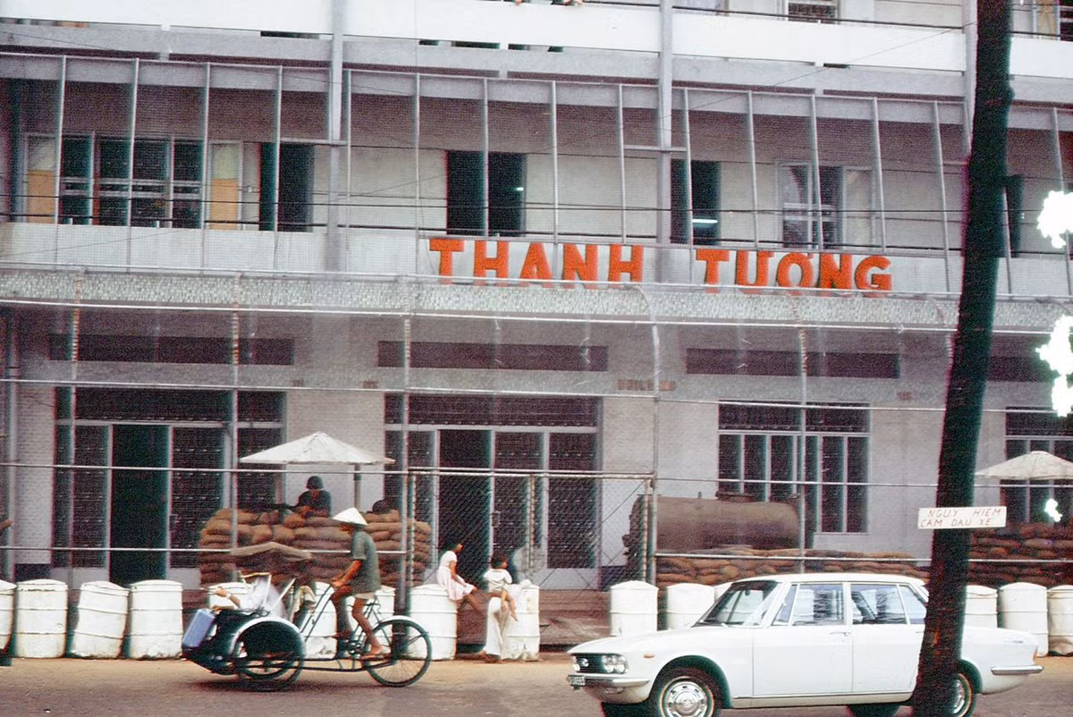 Cư xá Canberra BEQ trên đường Tổng Đốc Phương, nay là khách sạn Trường Thành trên đường Châu Văn Liêm. Ảnh: Pronto.au104.org.
