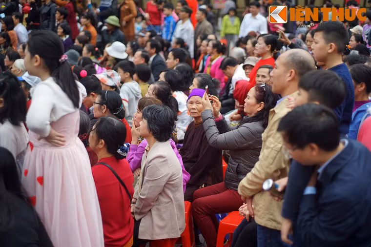 Hàng ngàn người dân và du khách đã tập tập trung trước khán đài để theo dõi buổi diễn.