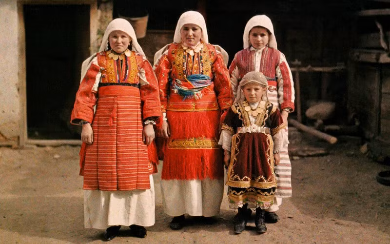 Phụ nữ và trẻ em ở lảng Smilevo, Macedonia năm 1913. Ảnh: Albert Kahn.