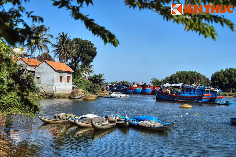 Dưới chân núi Phú Thọ là Cổ Lũy cô thôn, một thôn xóm vùng cửa biển nổi tiếng với vẻ đẹp thơ mộng.