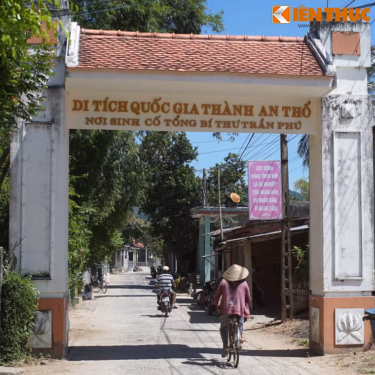 Sau khi xây dựng xong, thành An Thổ trở thành trung tâm hành chính của chính quyền phong kiến tỉnh Phú Yên. Sau năm 1899, khi lỵ sở Phú Yên chuyển hẳn ra Sông Cầu, thành An Thổ tiếp tục đảm nhận vai trò là phủ lỵ của phủ Tuy An. Ảnh: Cổng vào Khu di tích quốc gia thành An Thổ.