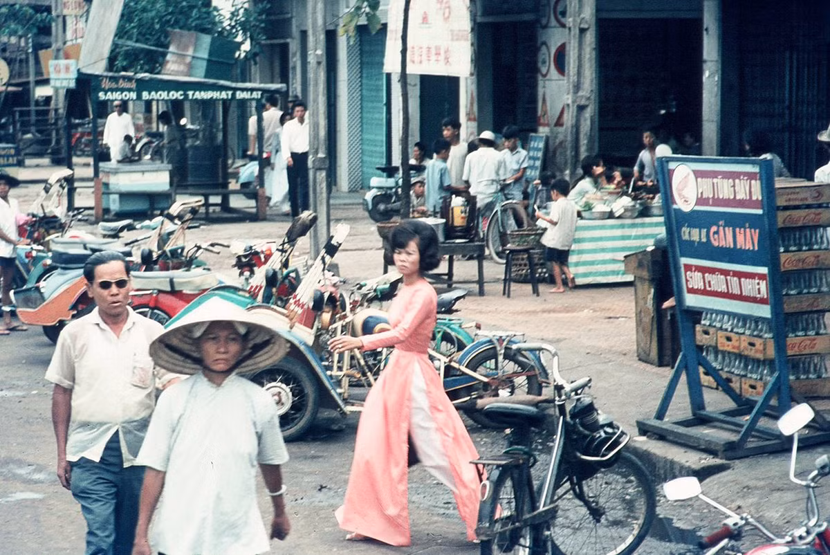 Bên ngoài một tiệm sửa xe gắn máy ở Sài Gòn. Ảnh: Pronto.au104.org.