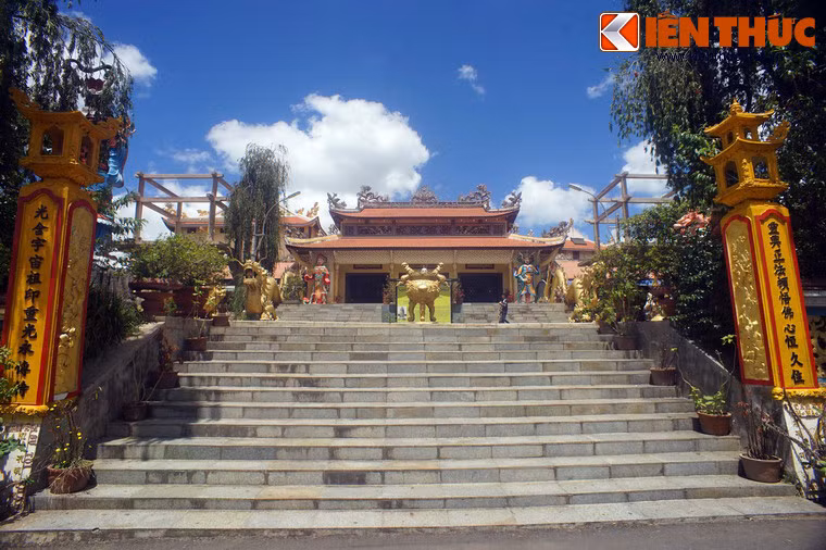 Chùa Linh Quang tọa lạc tại số 133 đường Hai Bà Trưng, thành phố Đà Lạt. Đây là ngôi chùa đầu tiên được xây dựng tại thành phố này vì thế còn có tên gọi là Linh Quang tổ đình.