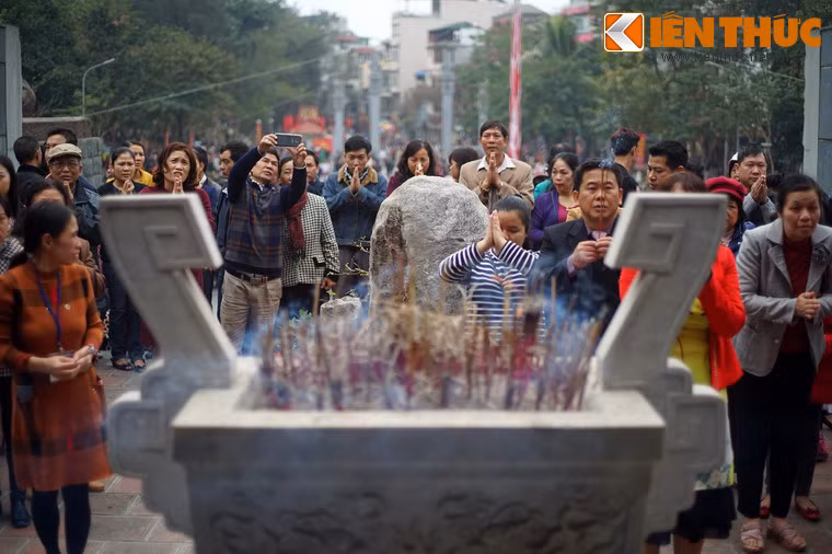 Cảnh dâng hương tại khu vực sân đền.