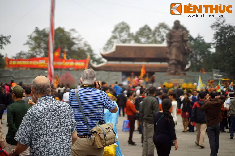 Du khách quốc tế hào hứng ghi lại những hình ảnh của hội Gò Đống Đa.