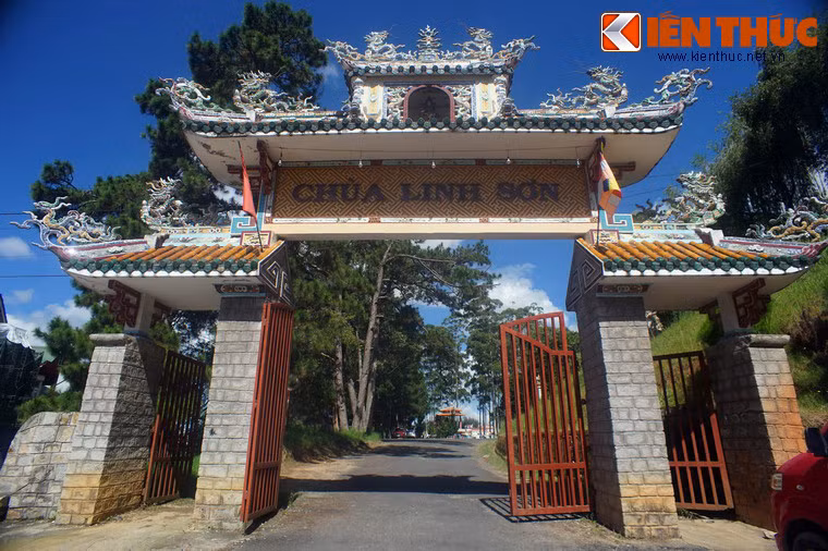 Chùa Linh Sơn nằm trên một ngọn đồi thấp, ở số 120 đường Nguyễn Văn Trỗi. Đây là một trong những ngôi chùa lớn và lâu đời ở thành phố Đà Lạt.