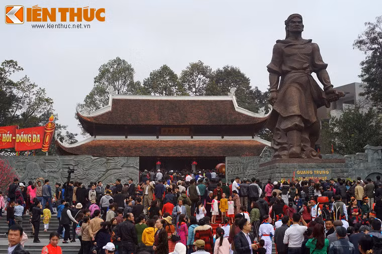 Sau khi buổi diễn của nhà hát tuồng Việt Nam kết thúc, dòng người ùn ùn đổ về chân tượng đài Hoàng đế Quang Trung và khu đền thờ để dâng hương tưởng niệm.