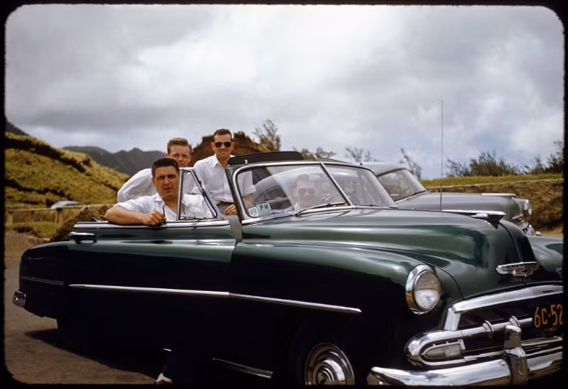 Nhóm nam giới trên chiếc xe Chevrolet màu xanh ở Hawaii, nước Mỹ thập niên 1950. Chiếc xe chỉ những nhà giàu ở Mỹ mới có. Ảnh: Bousquairol's Gallery.