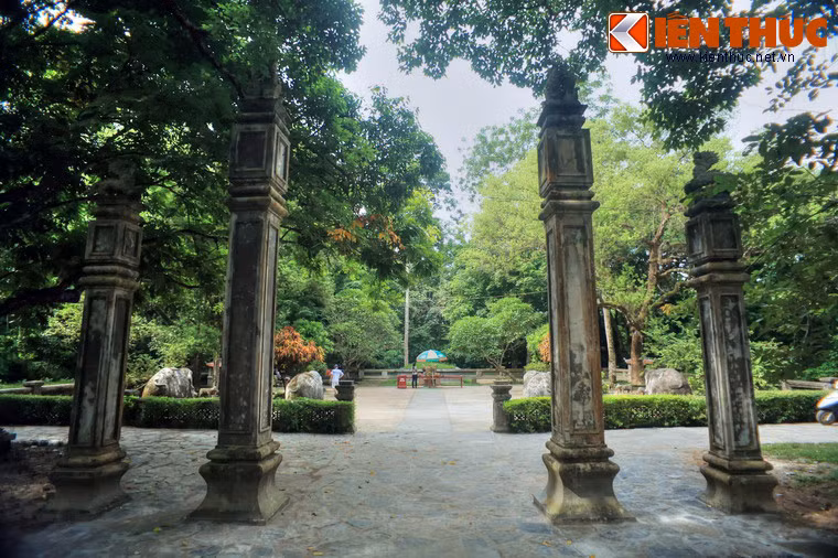 Lăng được xây dựng phía sau cung điện Lam Kinh, trên một vùng đất rộng và cao ráo giống như hình mai rùa, phía trước có núi Chúa, phía sau có núi Dầu, hai bên đều có núi, đối diện có sông. Khuôn viên khu lăng hình vuông, khu vực cổng vảo có 4 trụ biểu.
