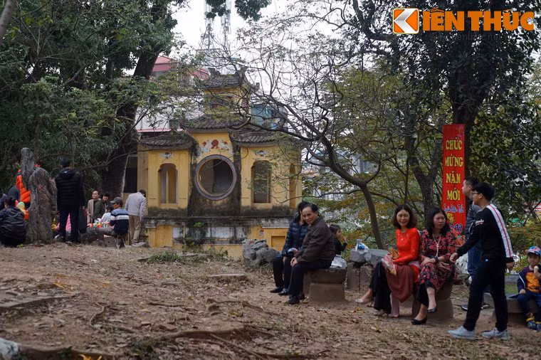 Du khách nghỉ chân trên đỉnh gò.
