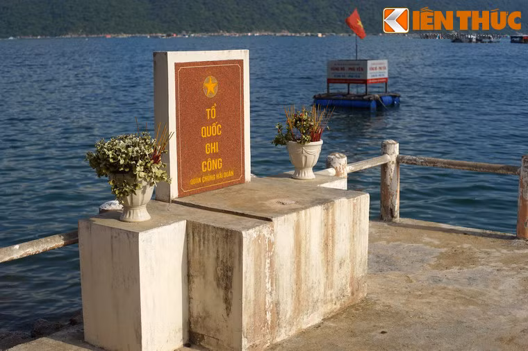 Vì Tàu 143 rất lớn, thuốc nổ chỉ có 500 kg nên khi cho nổ, tàu không vỡ tan mà chỉ xẻ làm đôi và chìm xuống biển. Thủy thủ đoàn cùng quân du kích chiến đấu phá vòng vây rồi rút về Trường Sơn, theo đường 559 trở lại miền Bắc. Ảnh: Đài thờ tại bến tàu Không số.