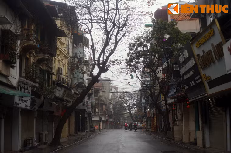 Bên ngoài nhà hàng Chả cá Lã Vọng nổi tiếng trên phố Chả Cá.